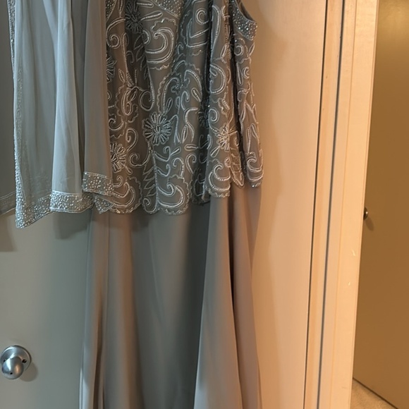 Women’s full length formal dress - Picture 1 of 3